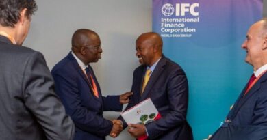 IFC's North Africa and Horn of Africa Director Cheick-Oumar greets Aysheshim, an Ethiopian investor who has engaged in various business ventures in neighboring South Sudan, after signing the loan deal on Monday. (Photo © IFC Africa)