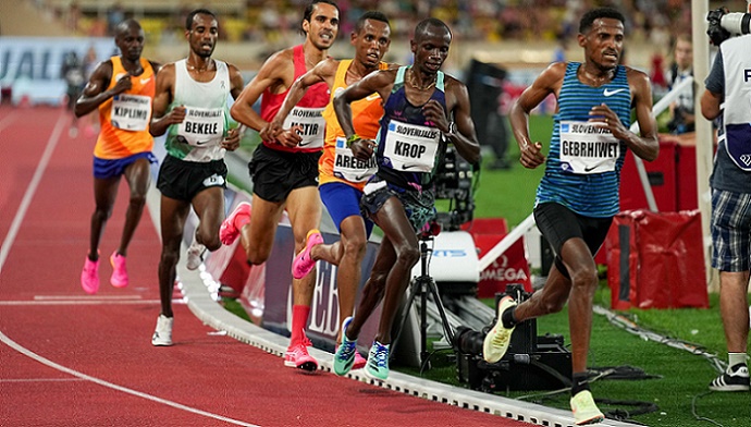 Hagos Gebrhiwet leads the 5000m in Monaco