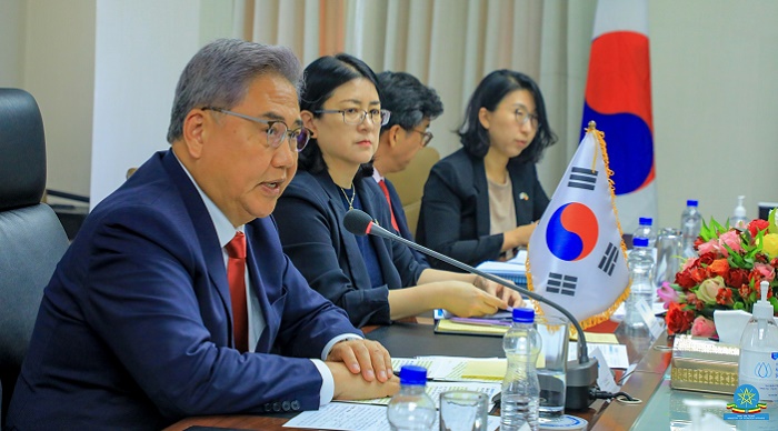 The foreign ministers met a few hours after the South Korean top diplomat Park Jin arrived in Addis Ababa on Tuesday morning.