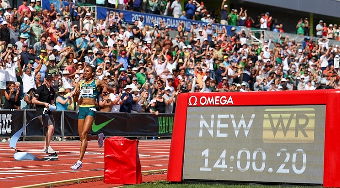 Gudaf Tsegay crossing the finishing line when breaking the world 5000m record in the Diamond League finals On Sunday