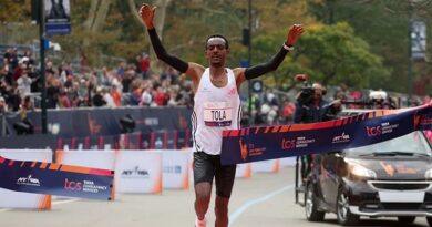Tamirat Tola of Ethiopia wins New York Marathon in course-record time (Image Reuters /Mike Segar)